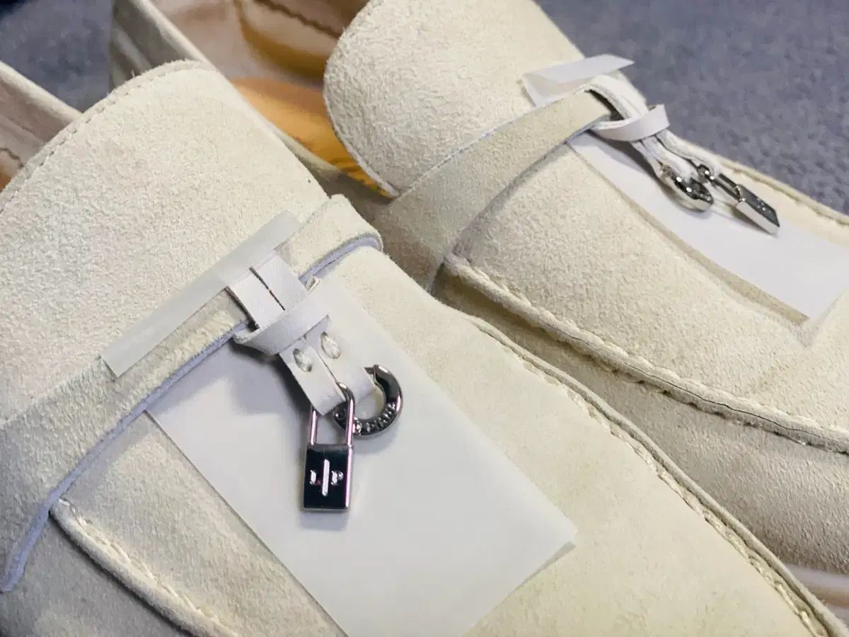 ロロ・ピアーナ サマー チャーム ウォーク 37 - メルカリ