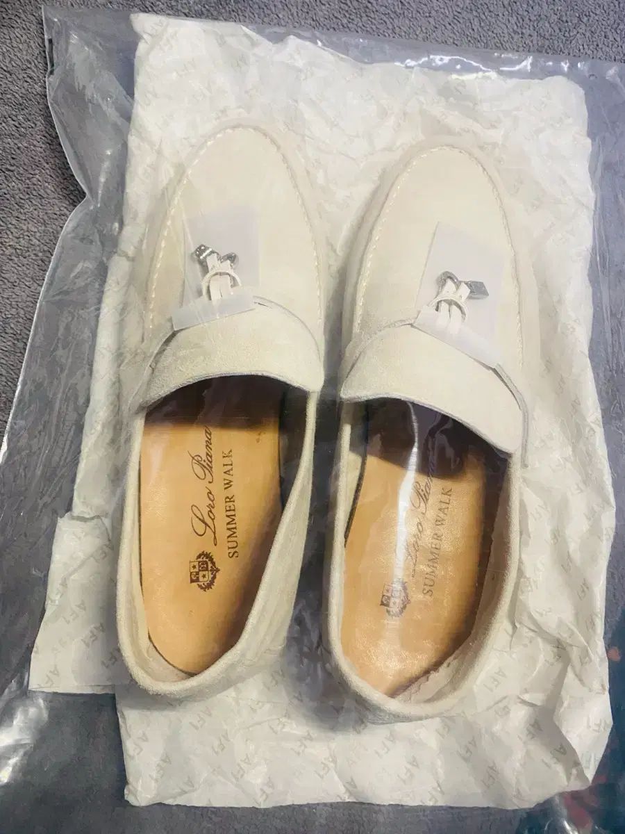 ロロ・ピアーナ サマー チャーム ウォーク 37 - メルカリ