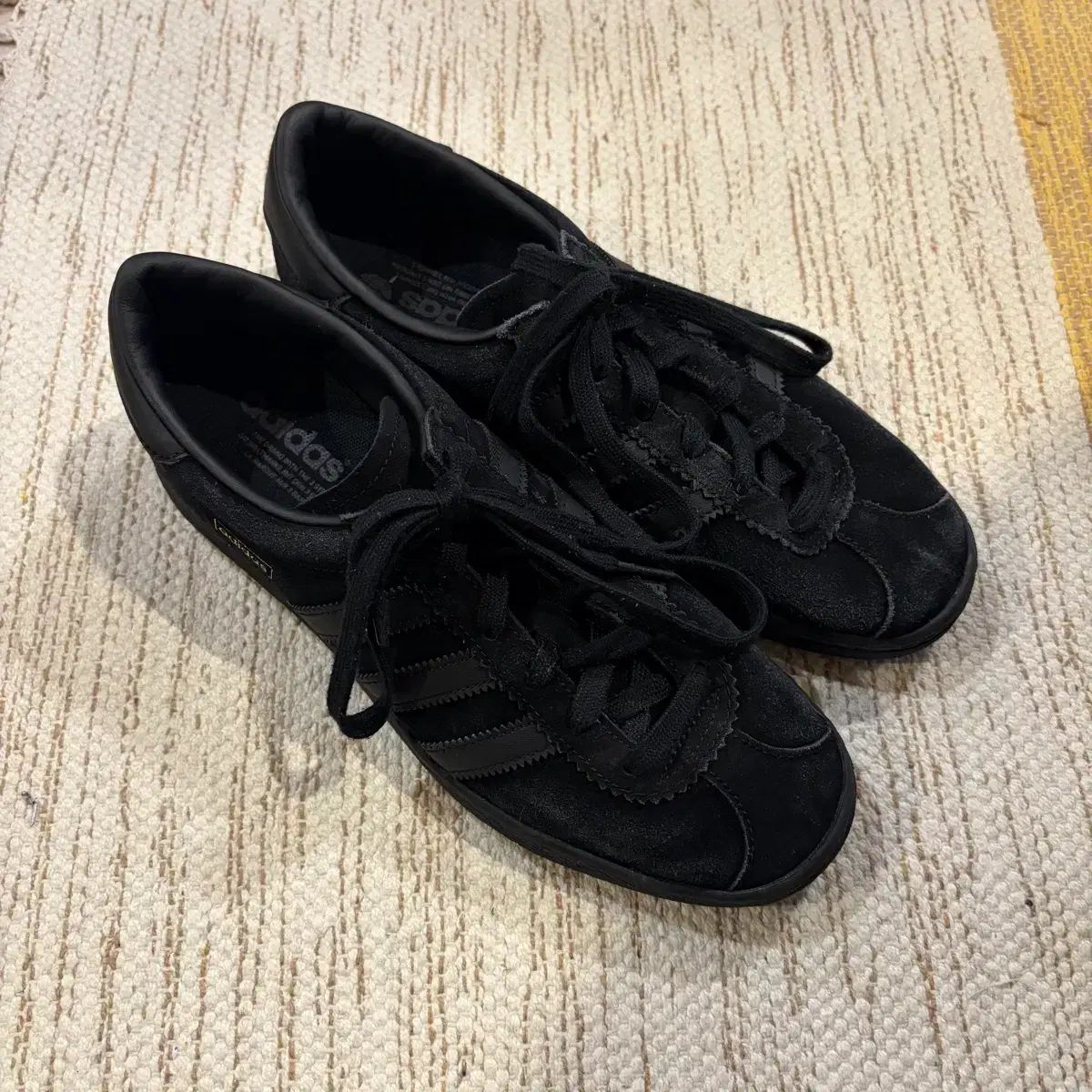 255 アディダス シューターク ブラック