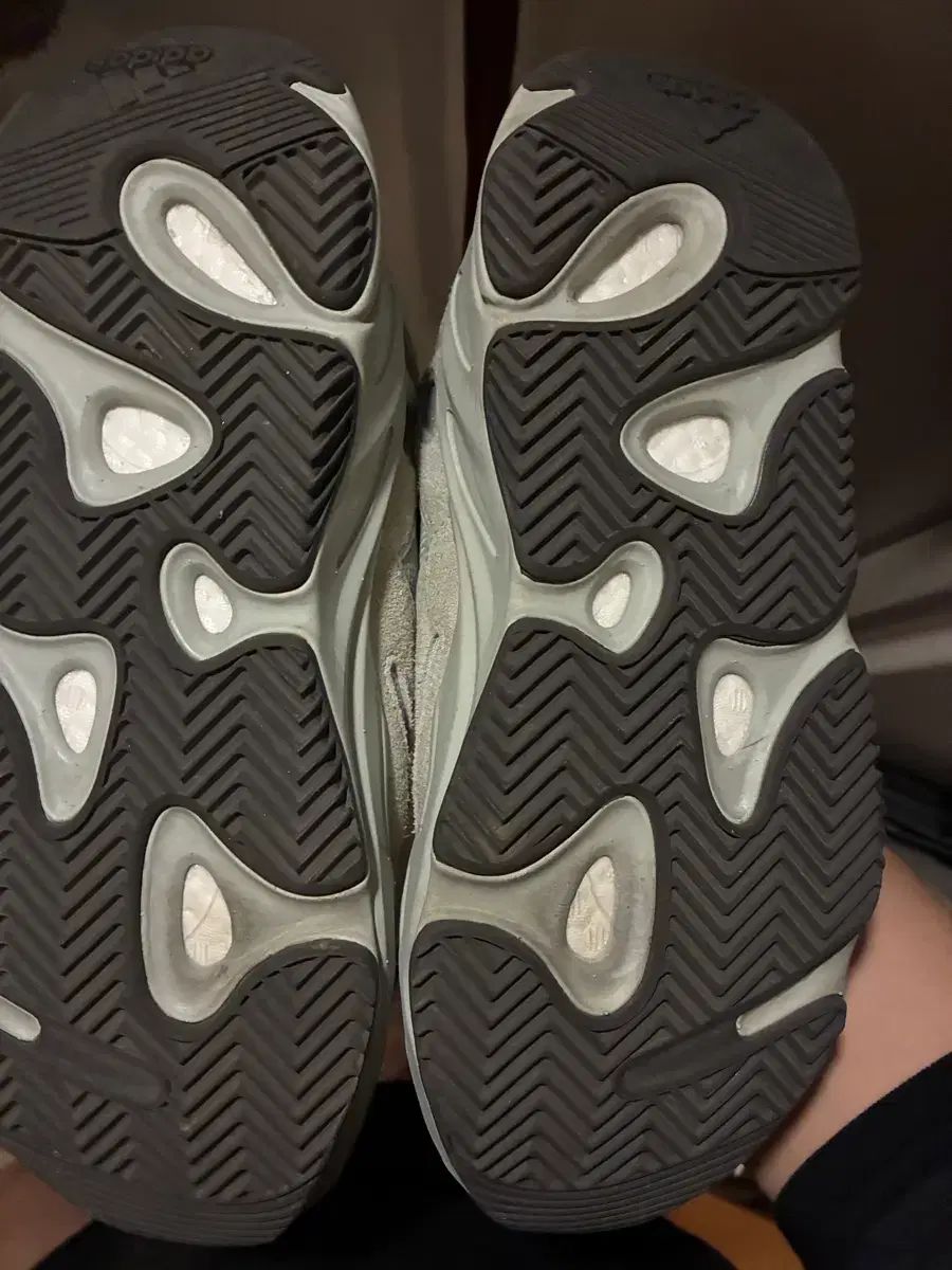 アディダス イージー 700 salt