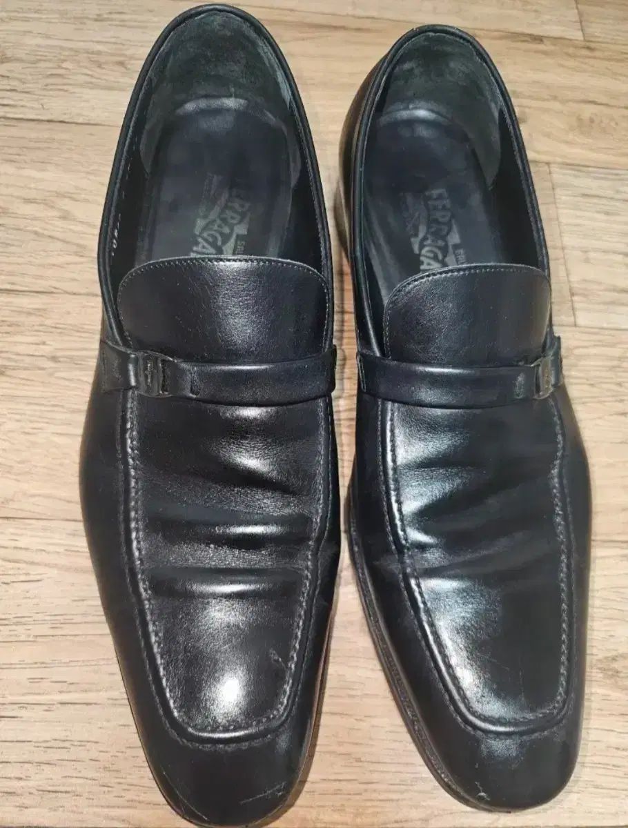 285 290 FERRAGAMO フェラガモ ブラック メンズ ローファー 靴