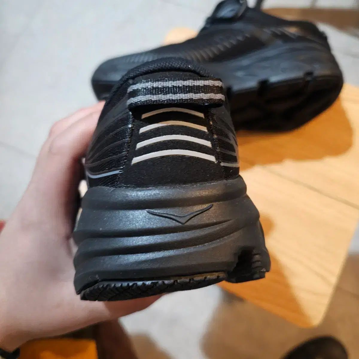 245 HOKA ONE ホカオネオネ ボンダイ 7 ほぼ