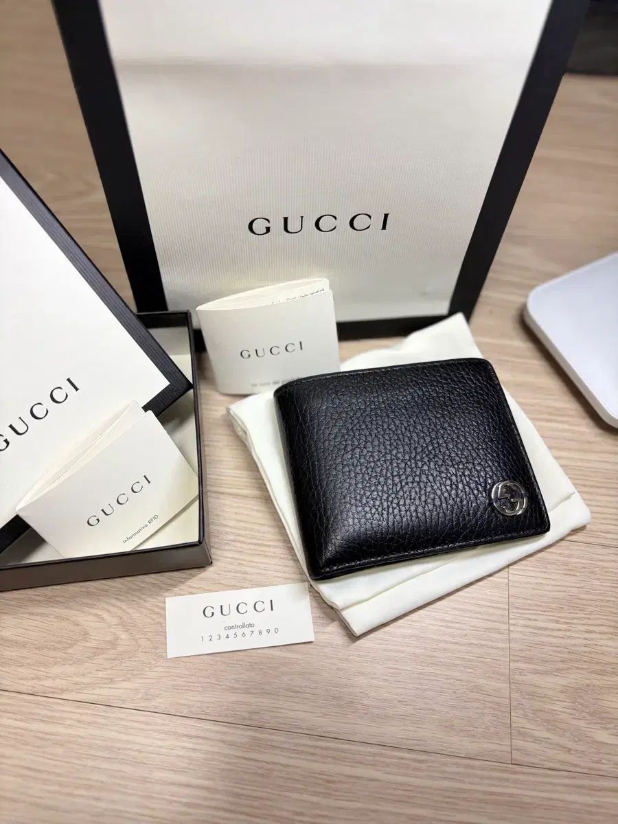 グッチ インターロッキング ツートン メンズ 二つ折り財布 610464 ブラック ブルー