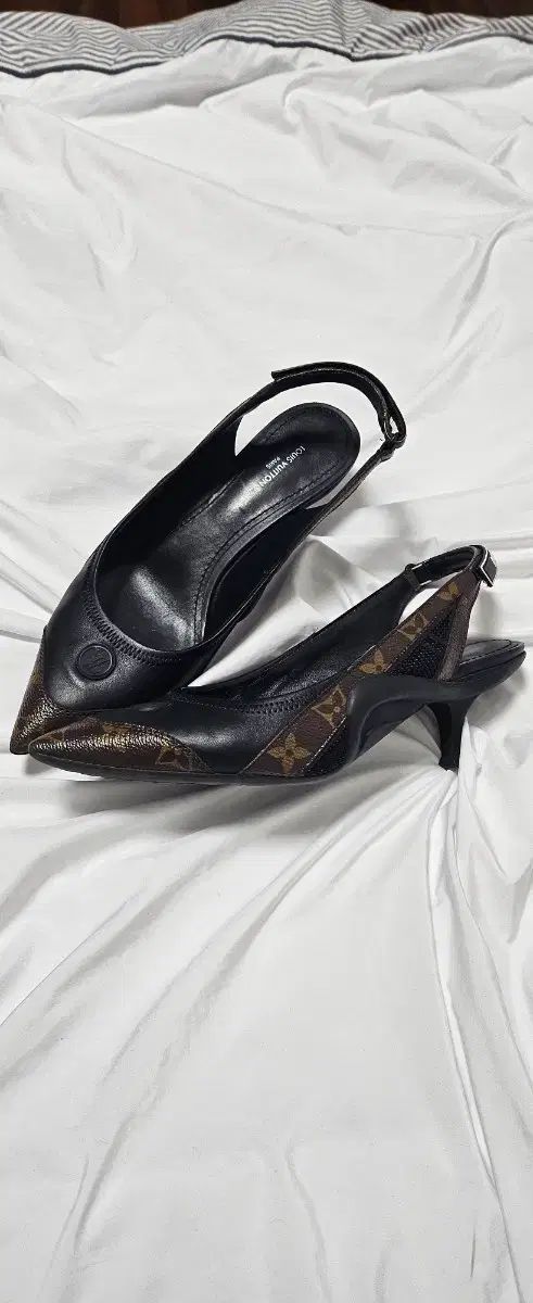 Louis Vuitton アーチライト スリングバック パンプス ヒール