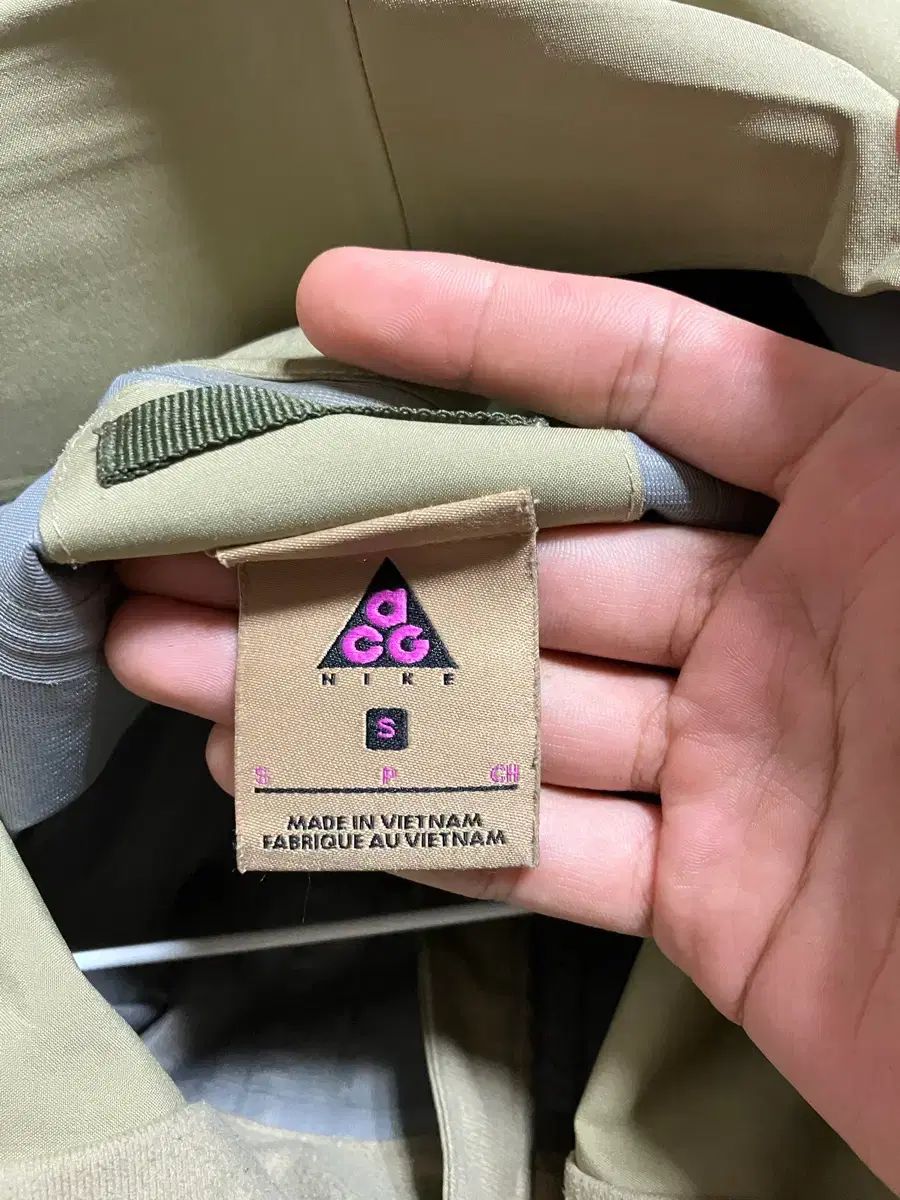 カーキ ウインドブレーカー