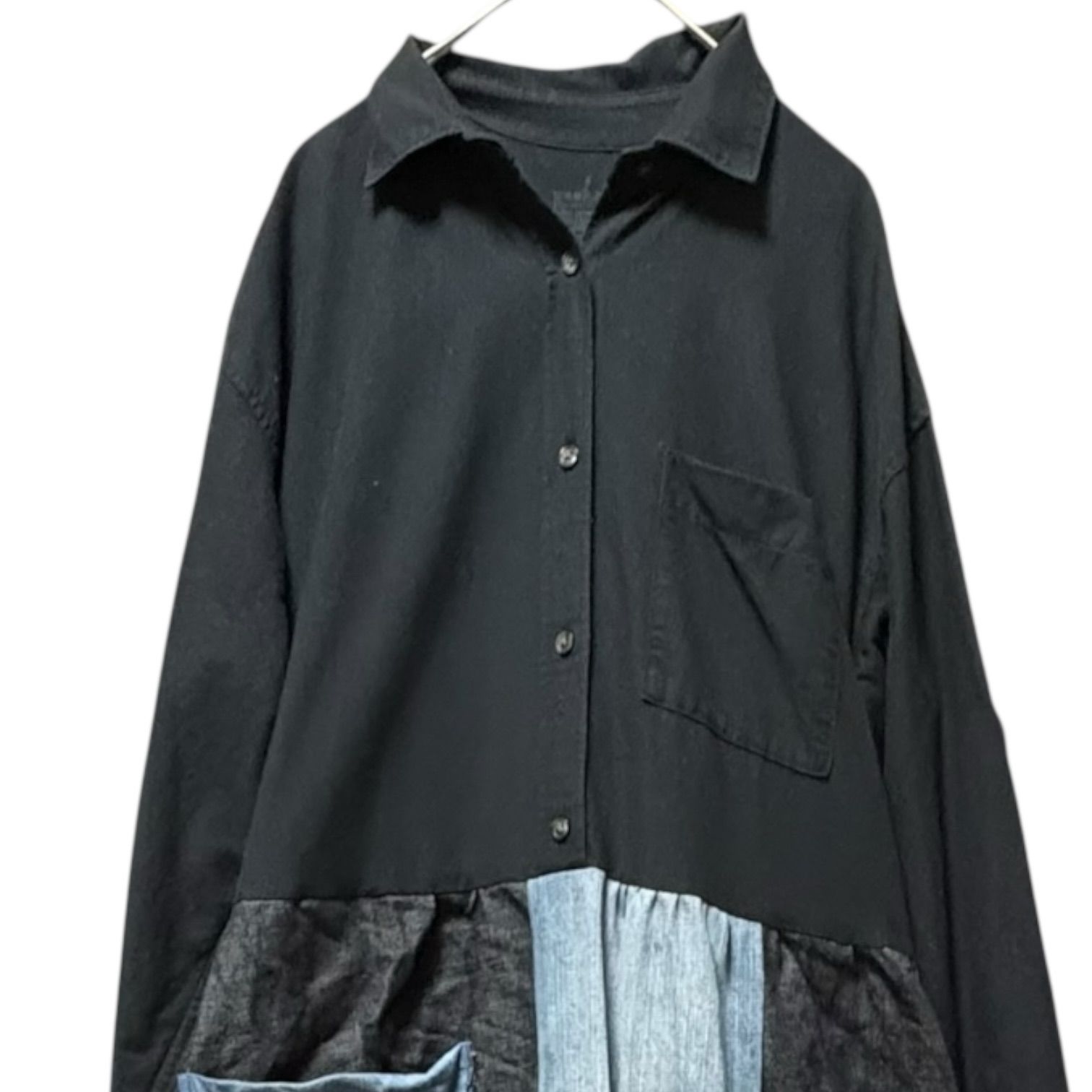 古着リメイク　ゆったりブラックデニムシャツのパッチワークティアードワンピース ブラックシャツ｜デニムパッチワークスカート｜ドッキングワンピース