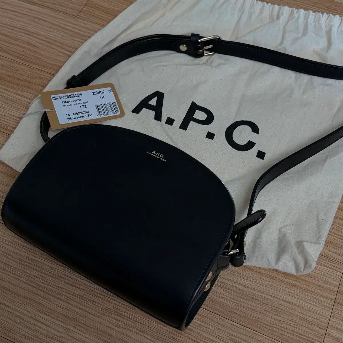 A.P.C. ハーフムーンバッグ 【公式通販】