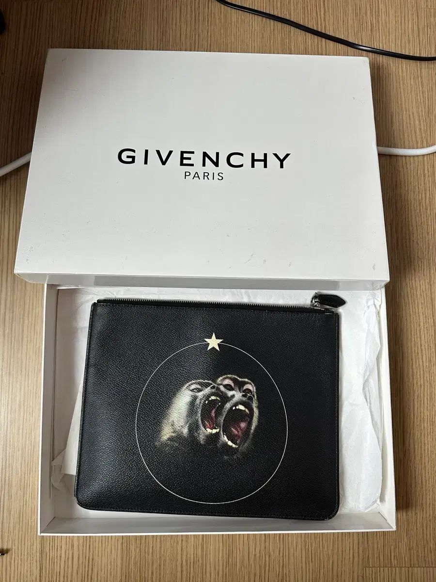 ジバンシィ トゥーモンキー クラッチバッグ