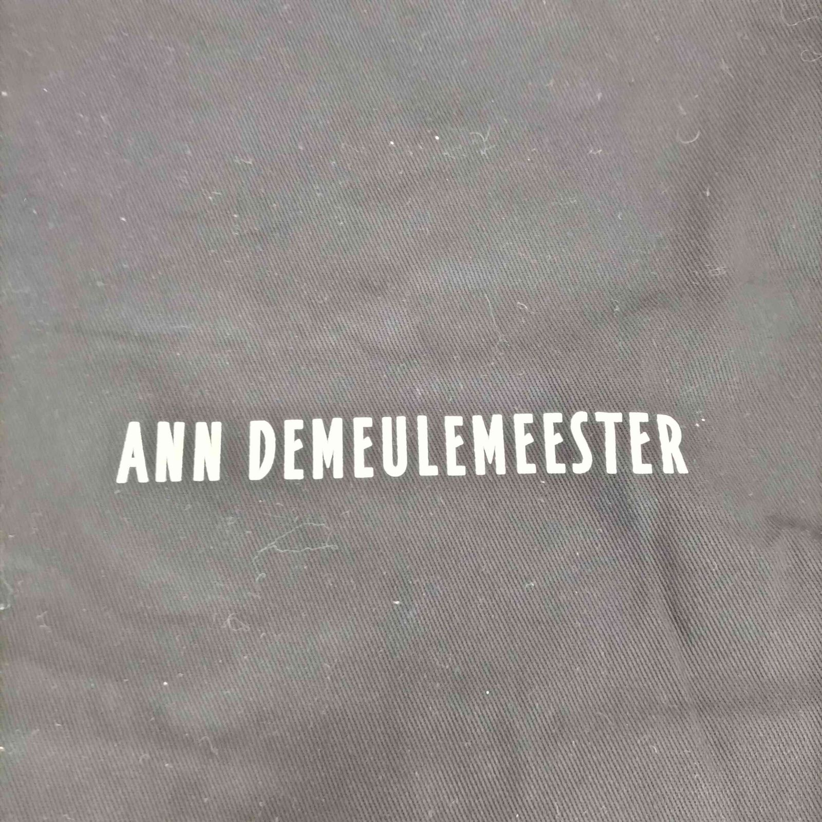 アンドゥムルメステール Ann DEMEULEMEESTER ロゴプリントショルダー