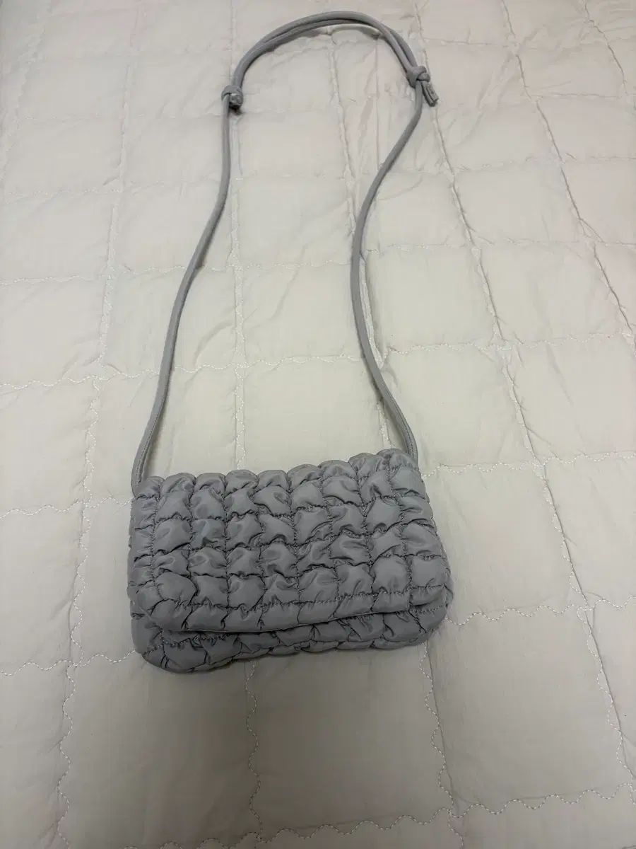 コス キルト クロスボディーバッグ メッセンジャーバッグ ライトグレー