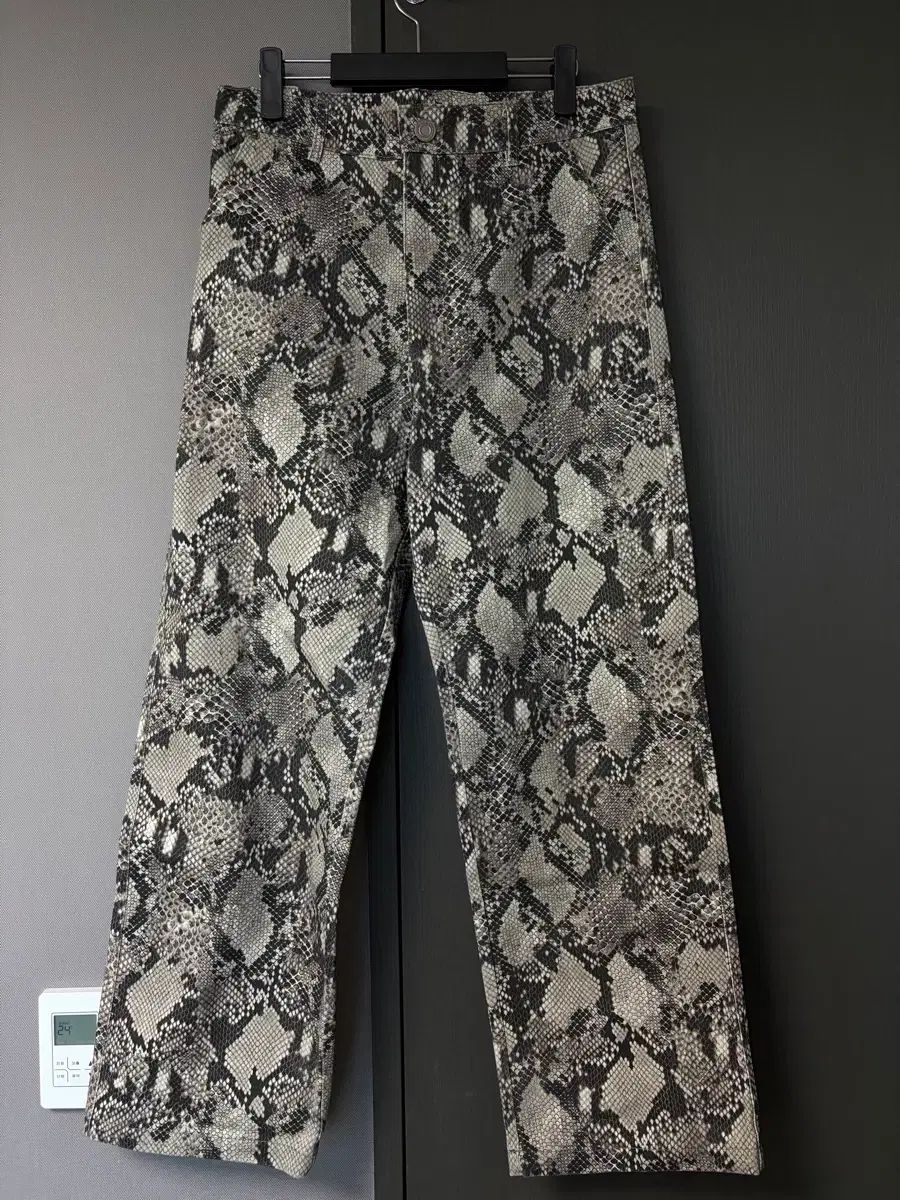 EXTRA ORDINARY パイソン柄パンツ