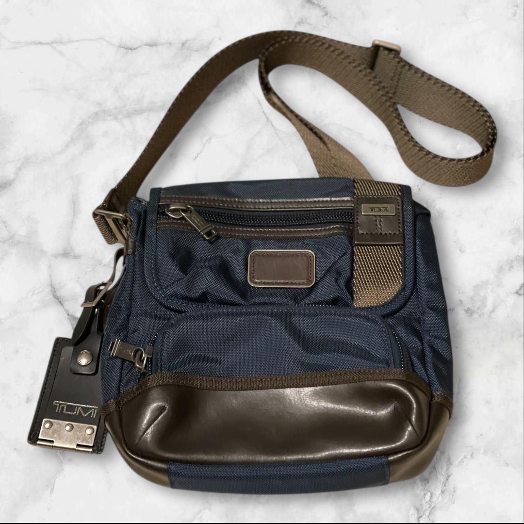 TUMI ブラウン ショルダーバッグ TUMI ショルダーバッグ ネイビー×ブラウン 斜め掛け 正規品 - メルカリ