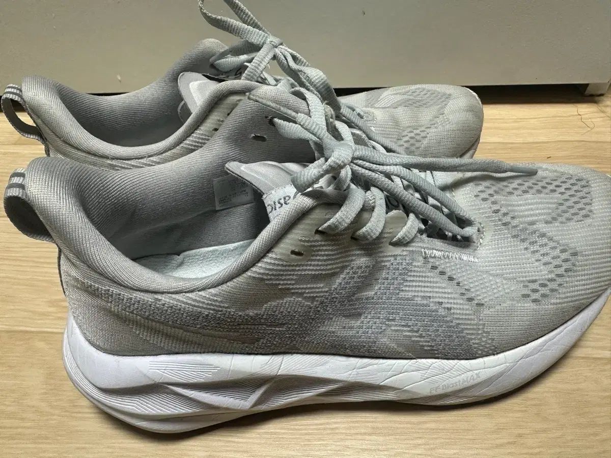 アシックス ノヴァブラスト 5 ランニングシューズ グレー 270