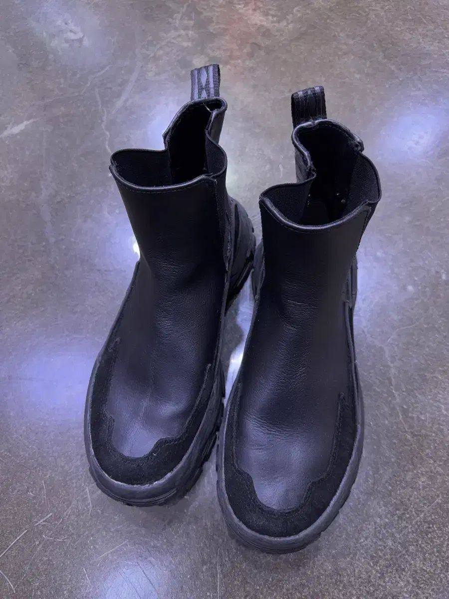 アンブロ ヘイケ ミッドカット チェルシーブーツ ブラック 250