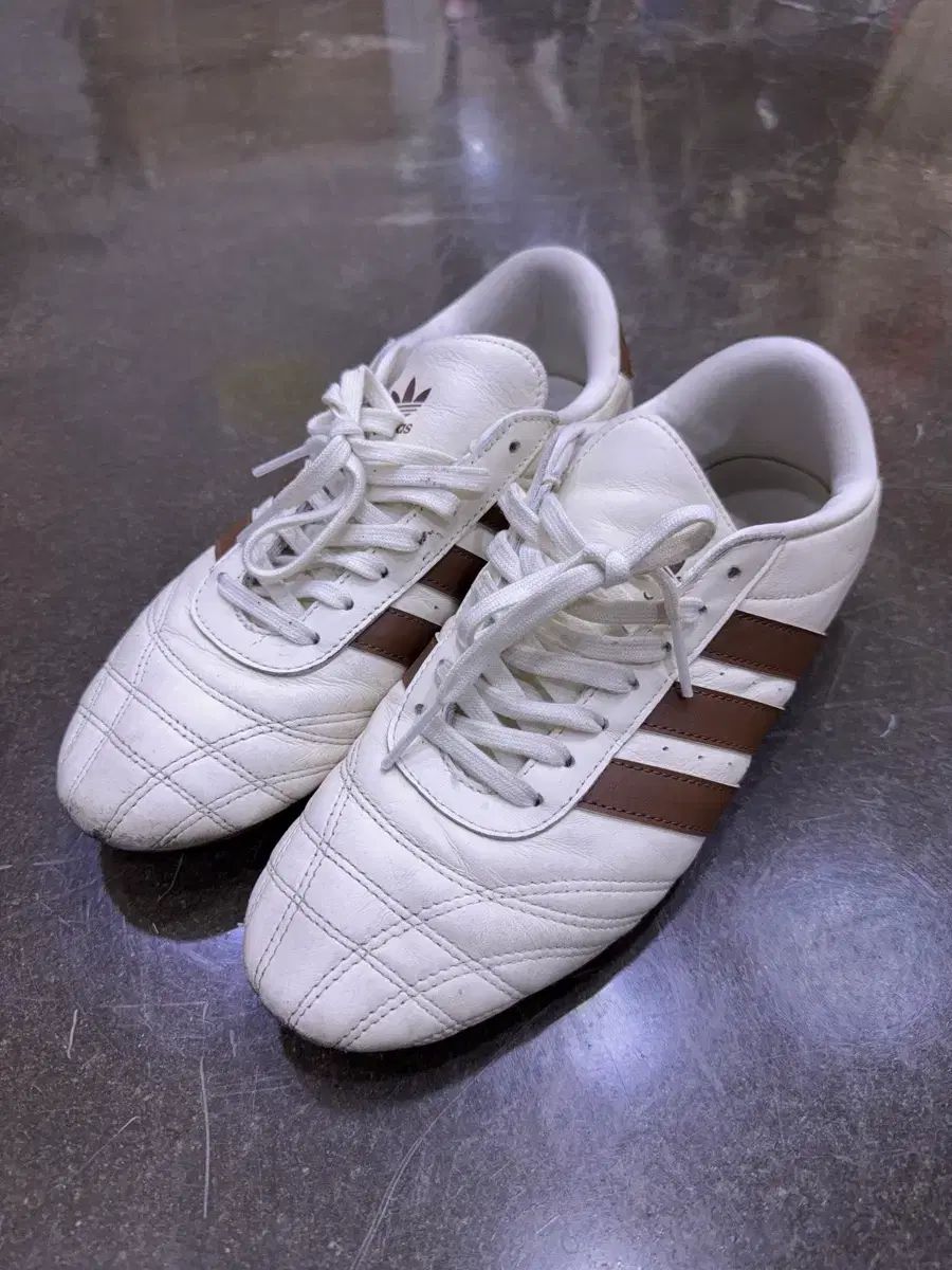 アディダス テコンドー レイ オフホワイト ブラウン スニーカー 270