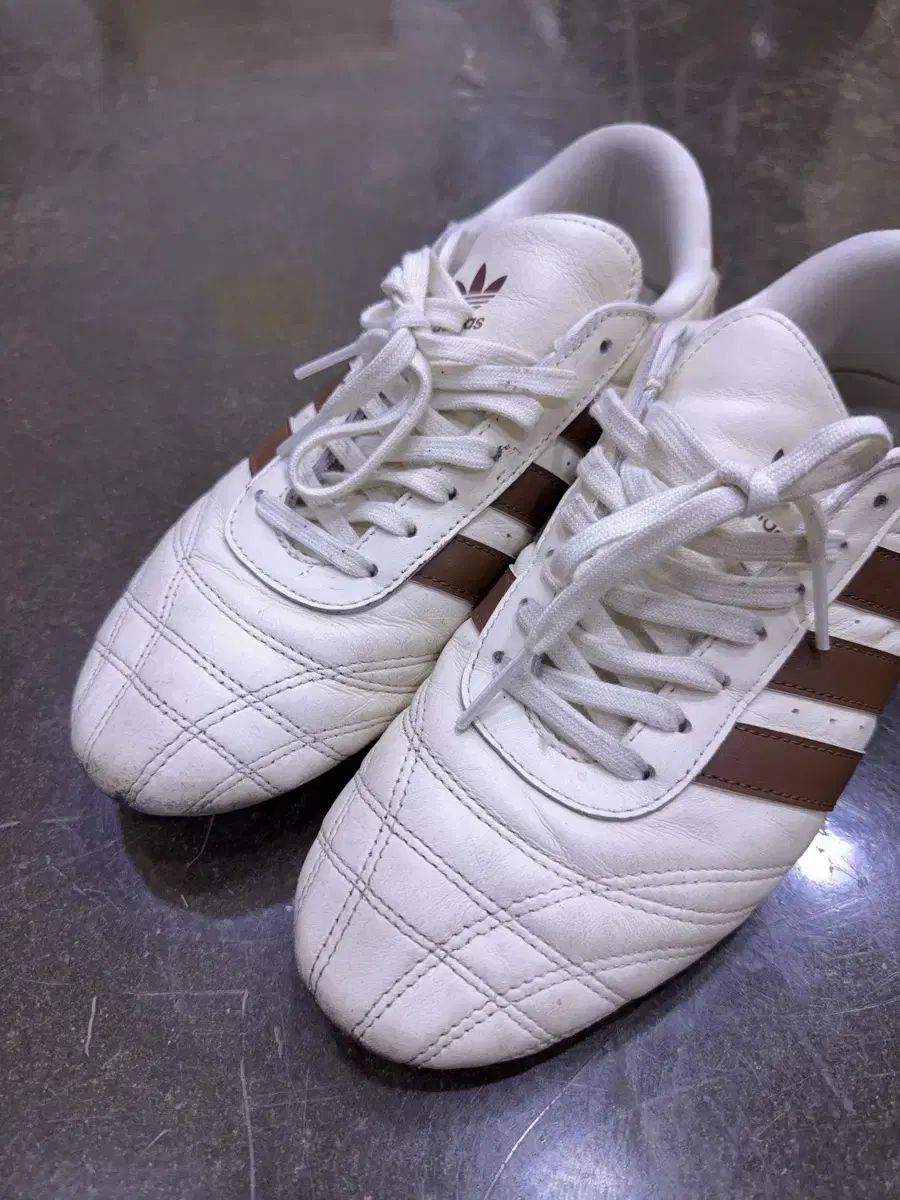 ブラウン スニーカー