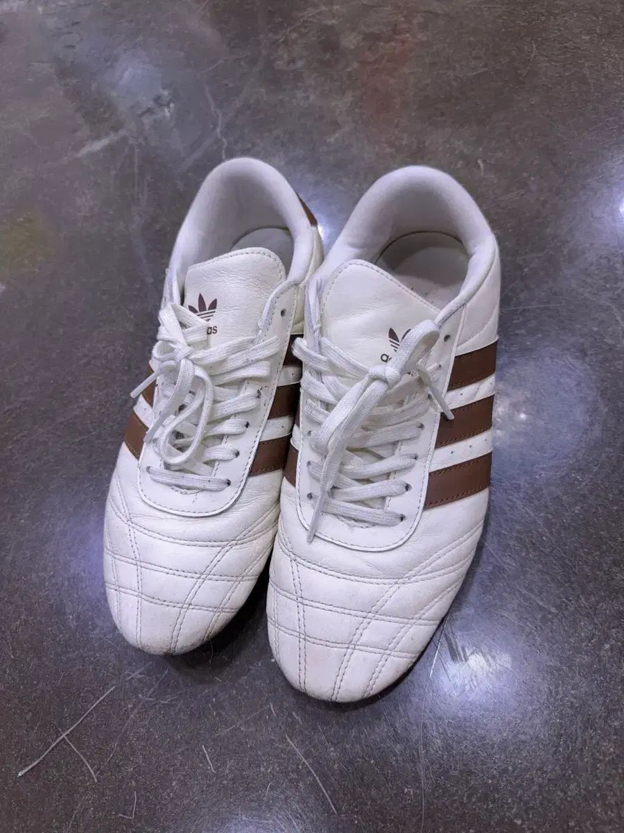 アディダス テコンドー レイ オフホワイト ブラウン スニーカー 270