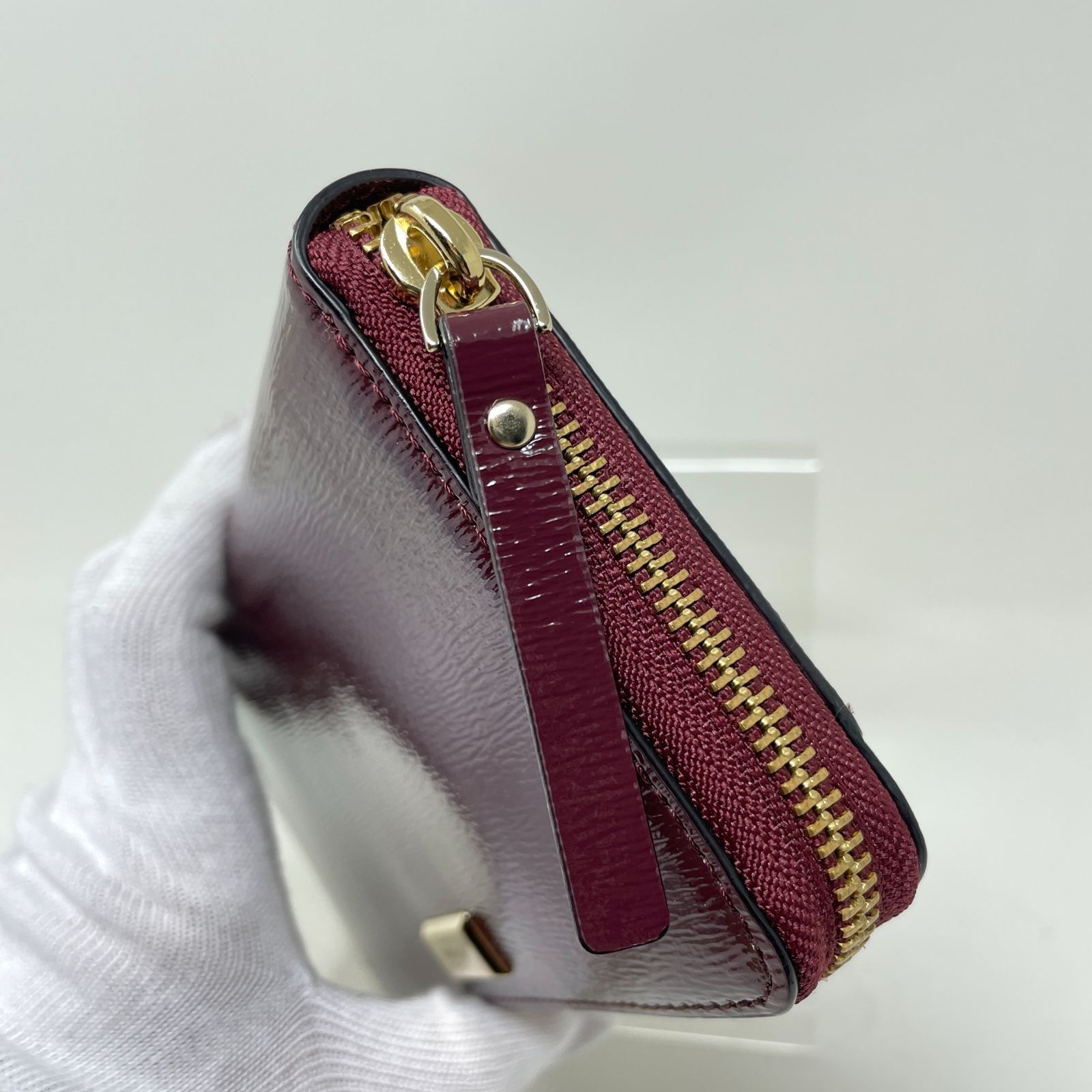 パテントレザー ラウンドファスナー長財布