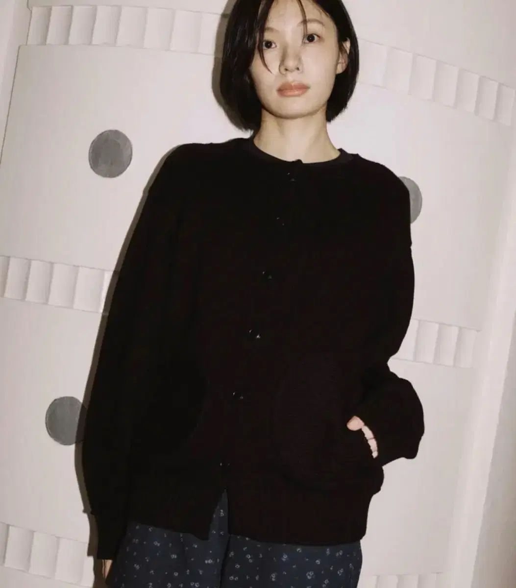 オーヘシオ ネック ボタン カーディガン ブラック