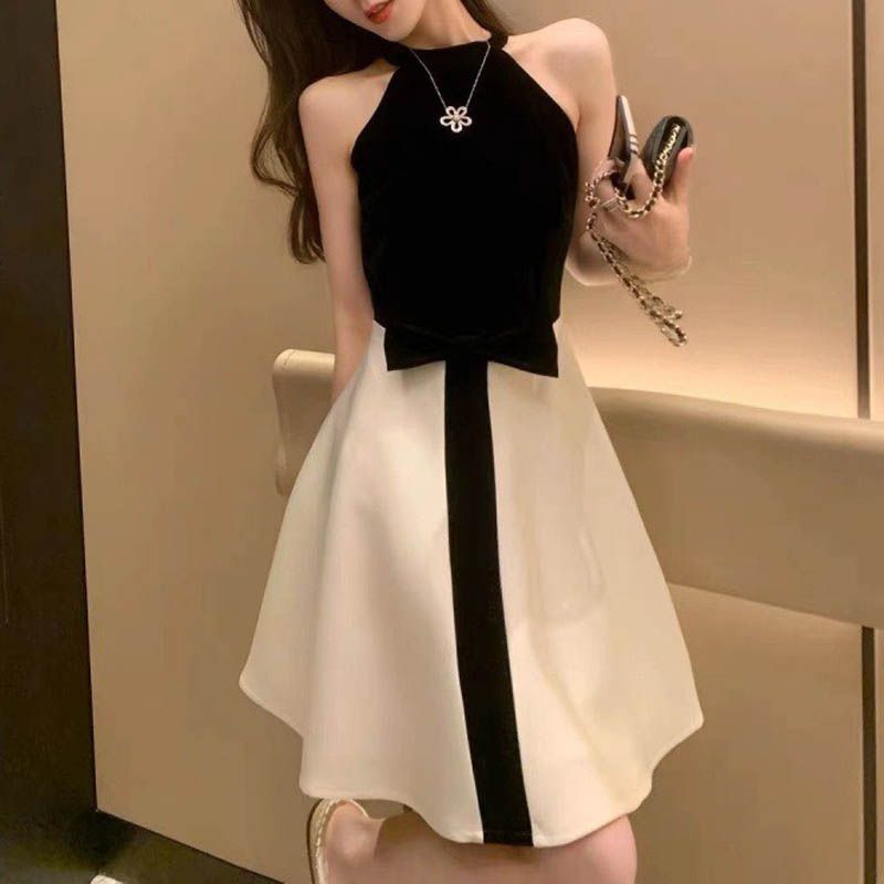 パーティードレス 結婚式 ホルダーネック 袖なし モノトーン ウエストリボン 膝丈 フレアスカート きれいめ お呼ばれ 20代 30代 フォーマル 0624