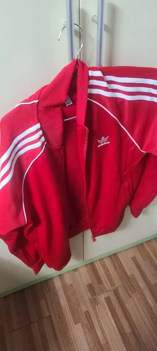 アディダス レッド ジップアップ ジャケット