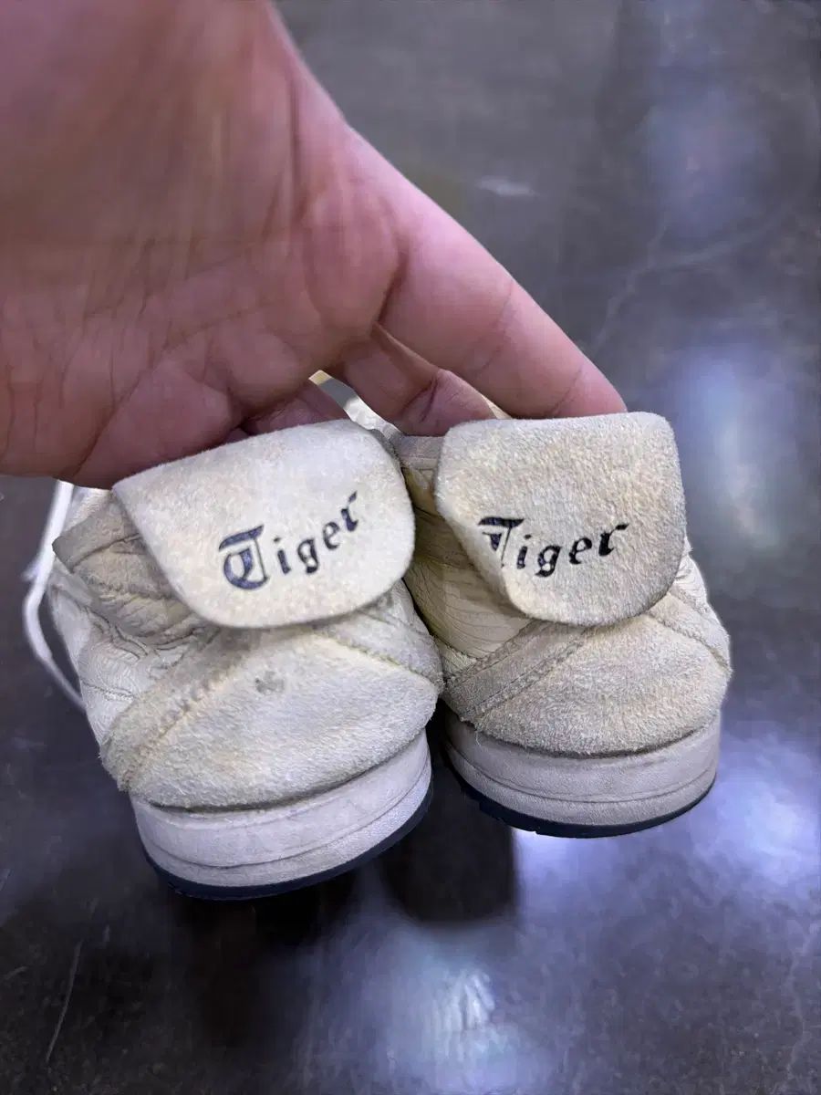 スニーカー クリーム