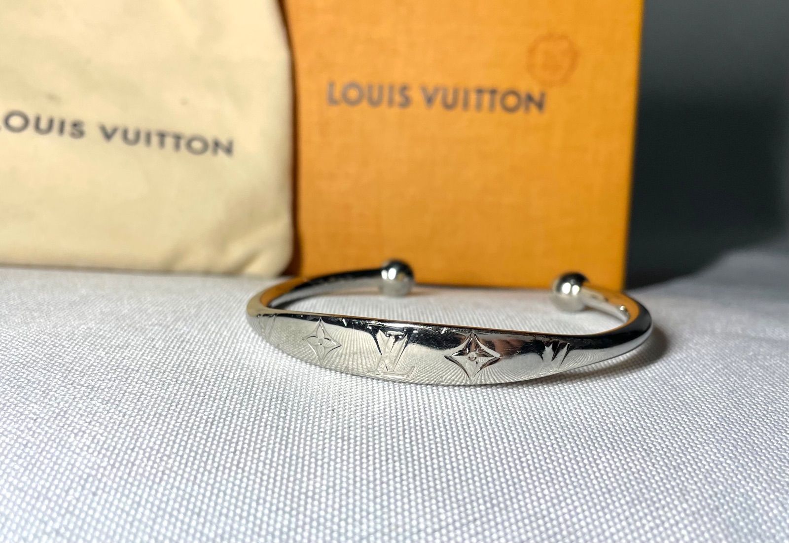 LOUIS VUITTON ルイヴィトン ジョンク モノグラム LVロゴ バングル ブレスレット シルバー Mサイズ M 64839 腕周18 cm 男女兼用 付属有