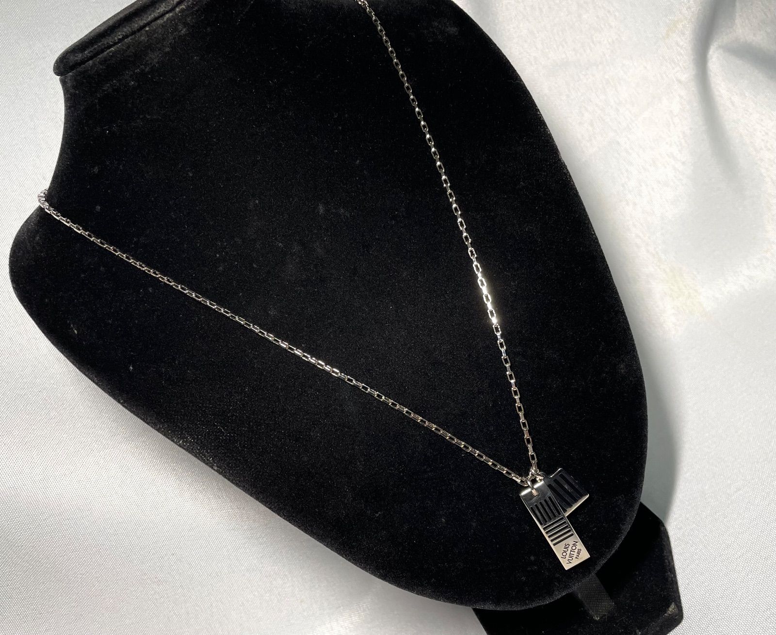  LOUIS VUITTON ルイヴィトン LV コリエ ダミエカラーズ ロゴペンダントトップ チェーンネックレス シルバー＆ブラック 60 cm 調節 ネックレス アクセサリー