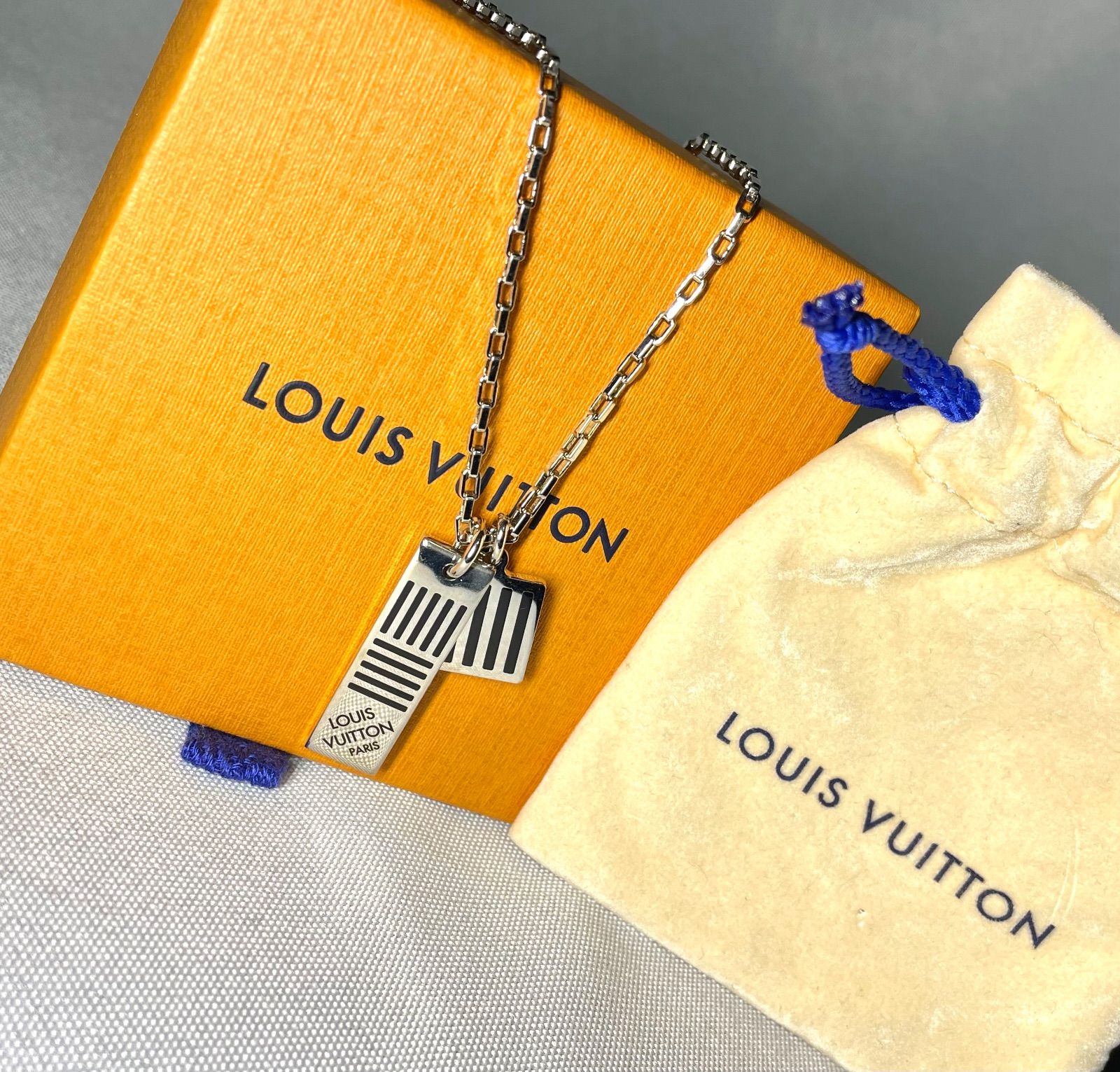 LOUIS VUITTON ルイヴィトン LV コリエ ダミエカラーズ ロゴペンダントトップ チェーンネックレス シルバー＆ブラック 60 cm 調節