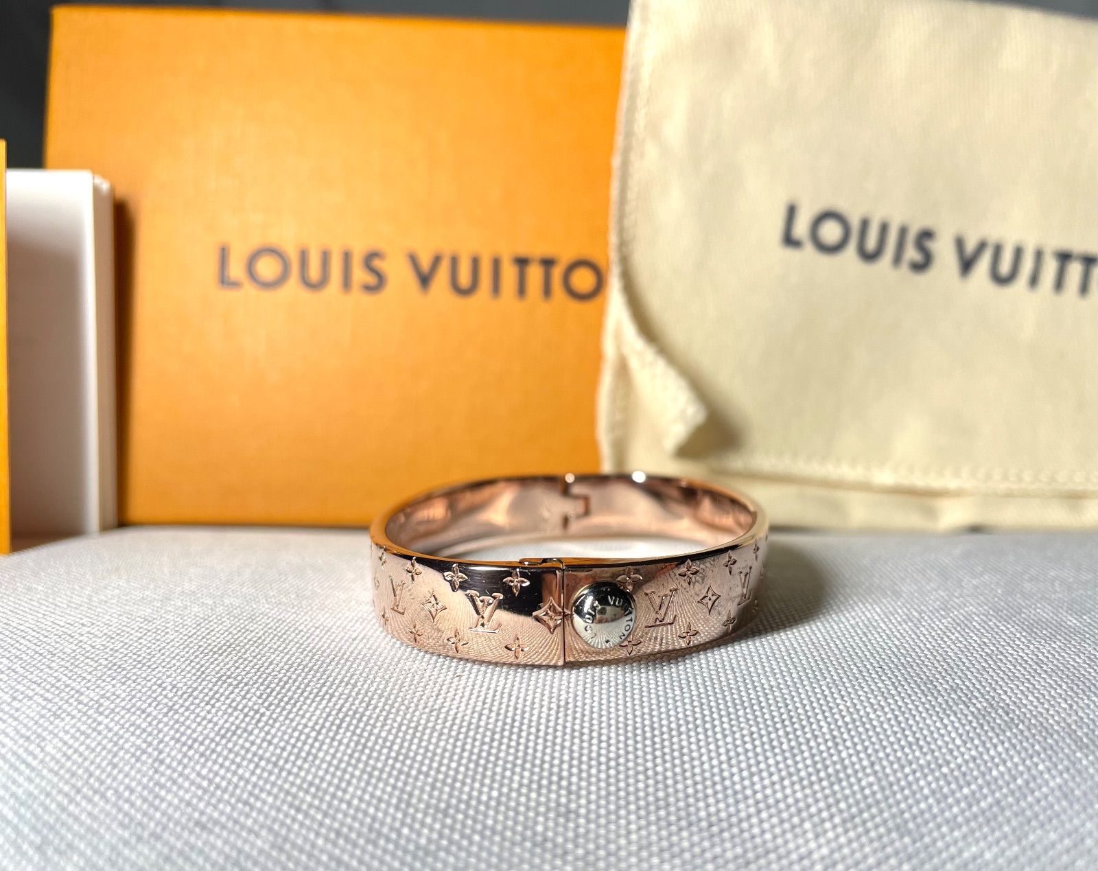 LOUIS VUITTON ルイヴィトン LV カフ ナノグラム モノグラムロゴ