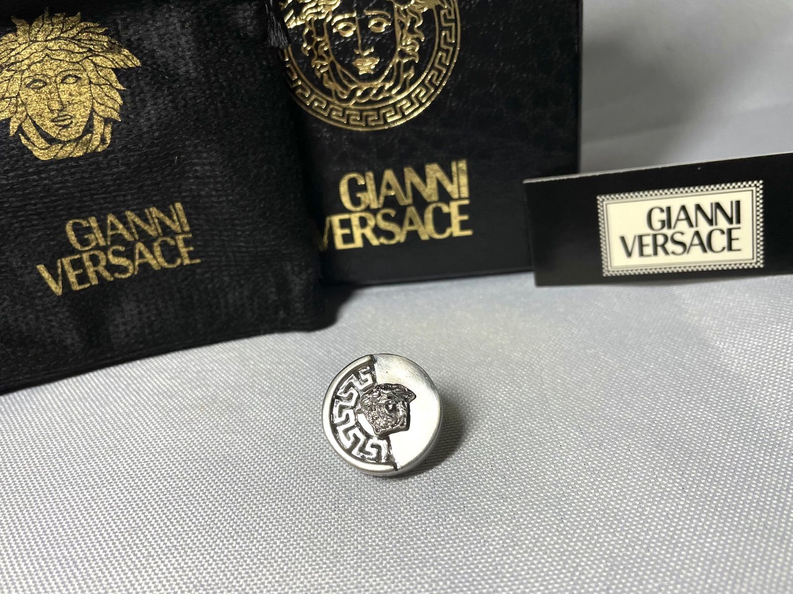 VERSACE ヴェルサーチ メデューサ フェイス グレカ デザイン ヴィンテージピンブローチ 艶消しシルバー 男女兼用 付属あり