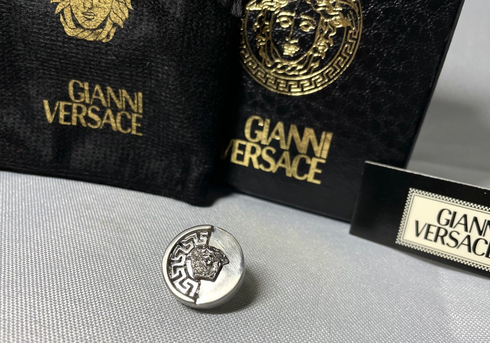 VERSACE ヴェルサーチ メデューサ フェイス グレカ デザイン ヴィンテージピンブローチ 艶消しシルバー 男女兼用 付属あり