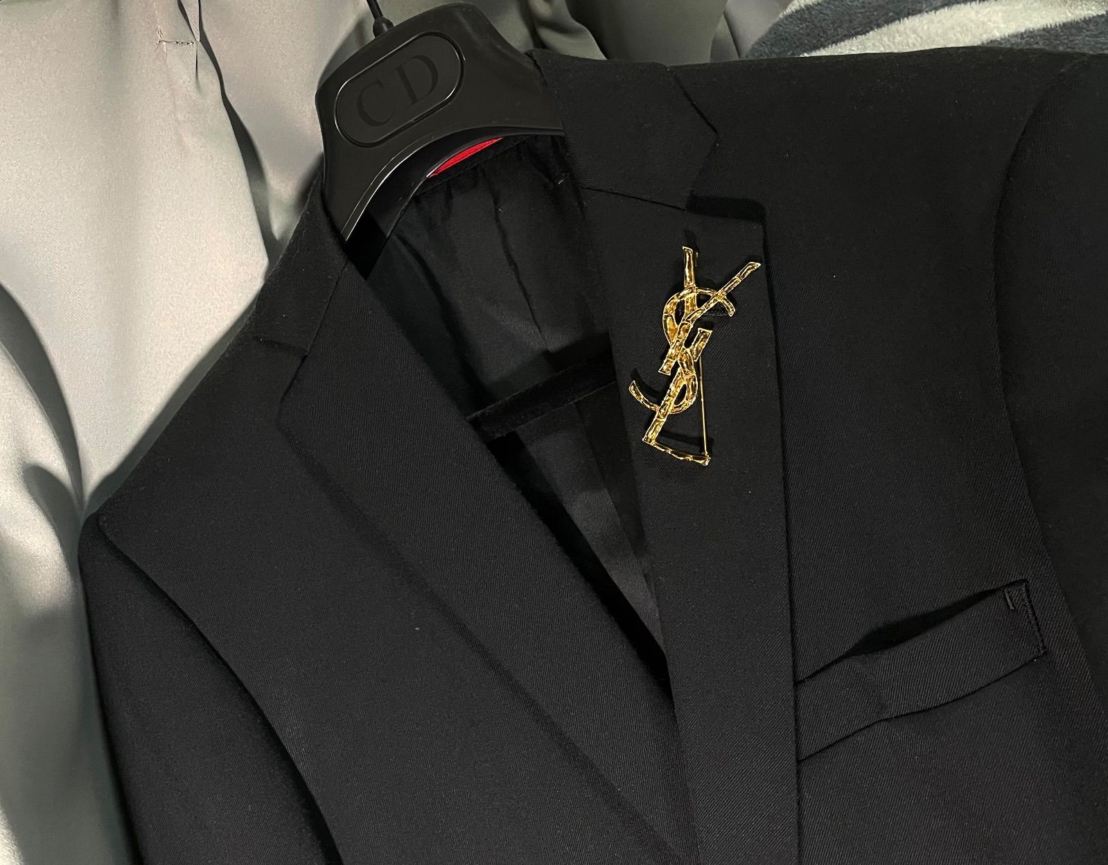 Saint Laurent Paris サンローラン パリ YSL オピウム クロコデザイン カサンドラ ブローチ ゴールド ブラック 付属あり 男女兼用