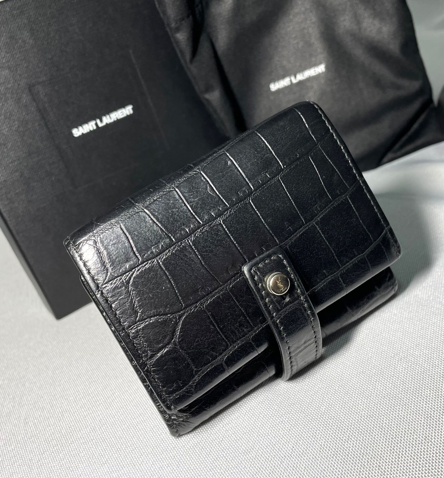 【美品】サンローラン 折り財布 クロコ YSL ロゴ 金具 レザー ブラック 美品】サンローラン 折り財布 クロコ YSL ロゴ 金具 レザー ブラック