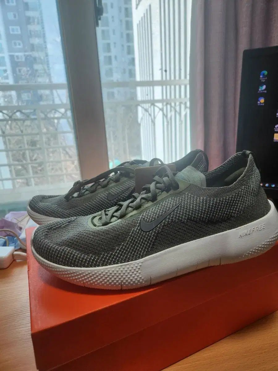 NIKE フリー 2025 ランニングシューズ オリーブ 280 mm