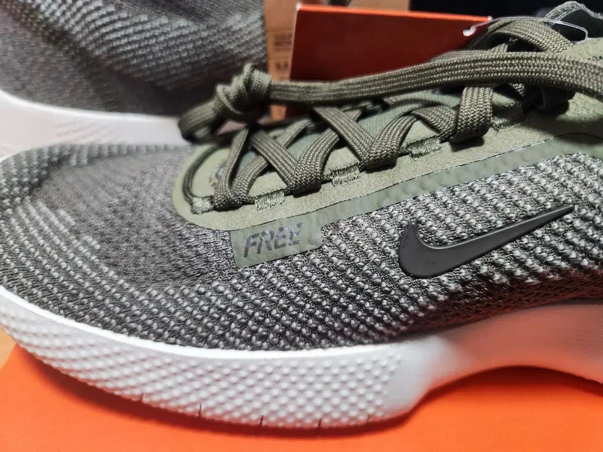  NIKE フリー 2025 ランニングシューズ オリーブ 280 mm スニーカー 靴