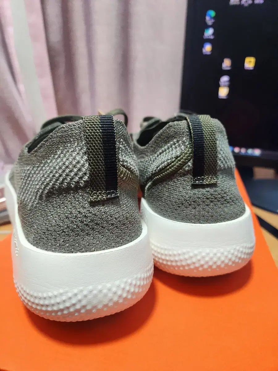 ランニングシューズ オリーブ