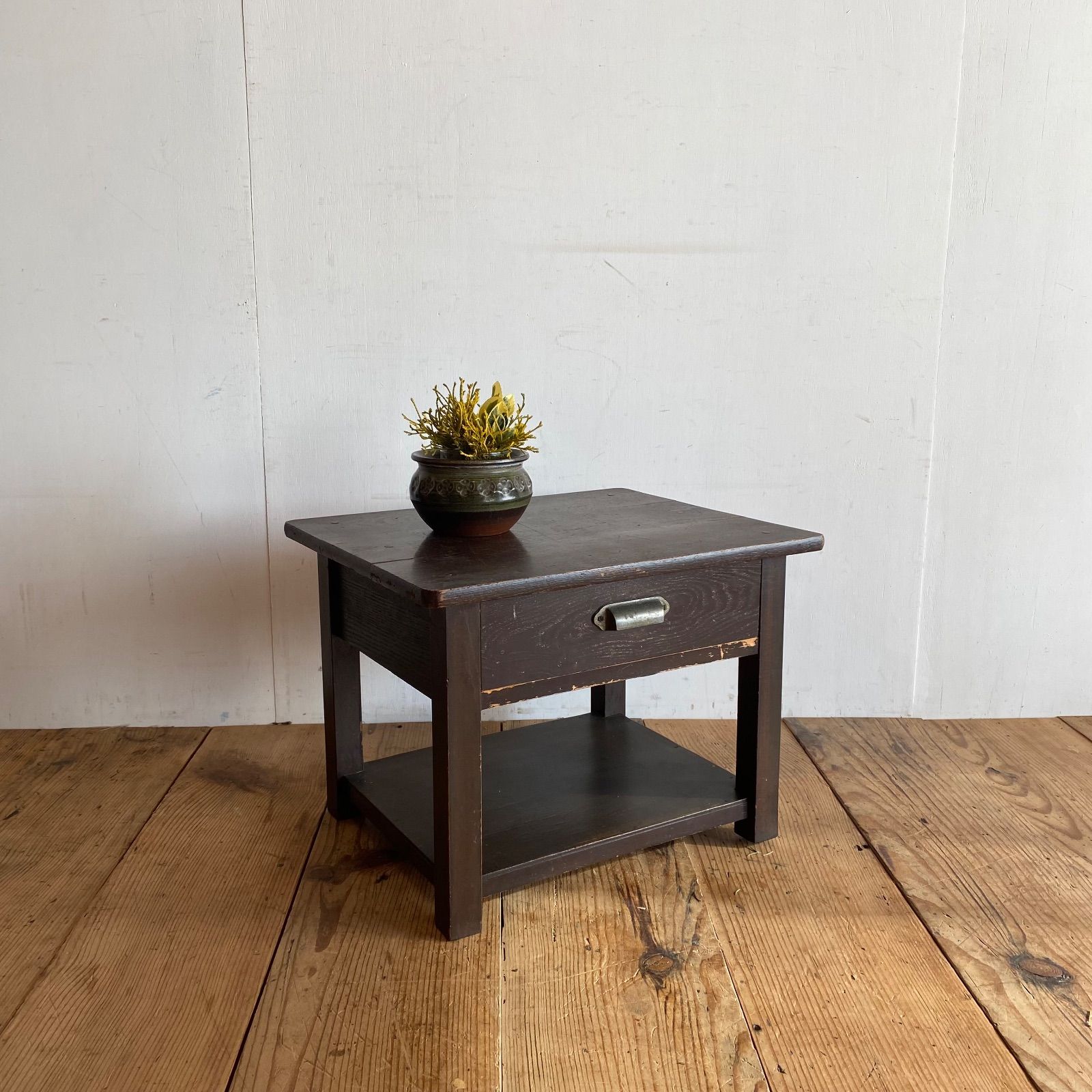 古い木製のサイドテーブル　古家具 アンティーク 古家具 木製サイドテーブル 引き出し付き ナイトテーブル