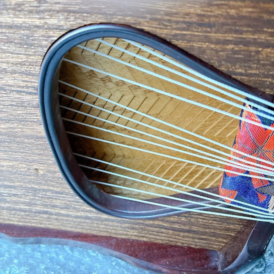 高級琴 13弦 くり甲 木製 子持ち綾杉彫 浩延刀 - メルカリ