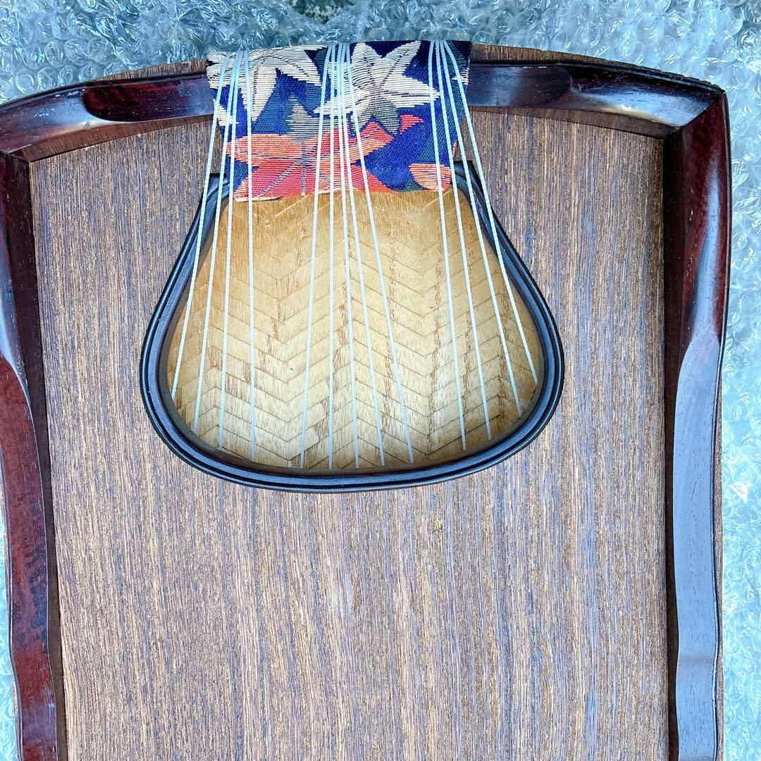 高級琴 13弦 くり甲 木製 子持ち綾杉彫 浩延刀 - メルカリ