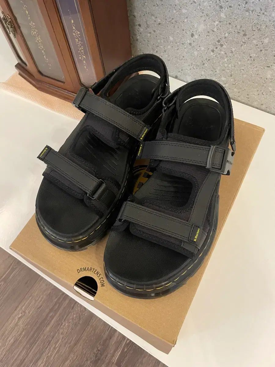 DR MARTENS ドクターマーチン ポスター ブラック サンダル UK 8 270