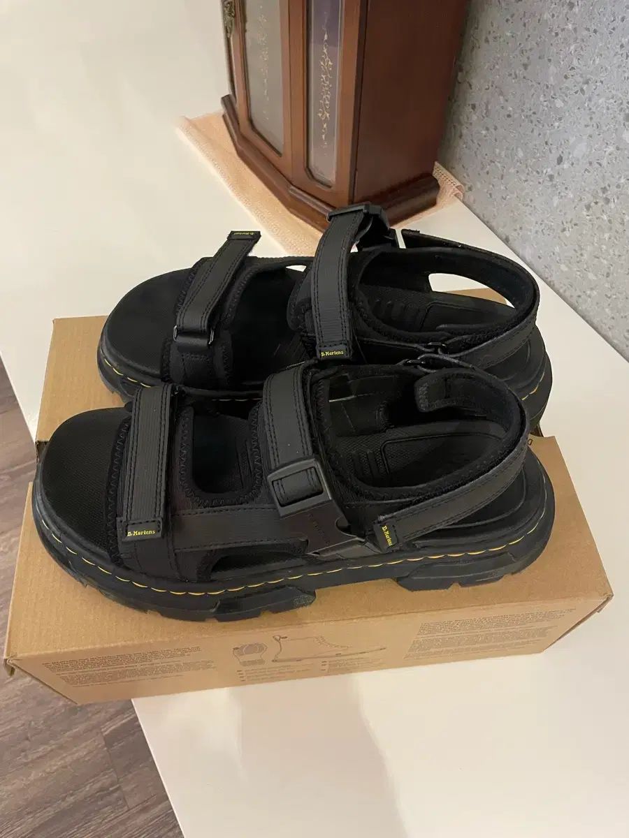 DR MARTENS ドクターマーチン ポスター ブラック サンダル UK 8 270