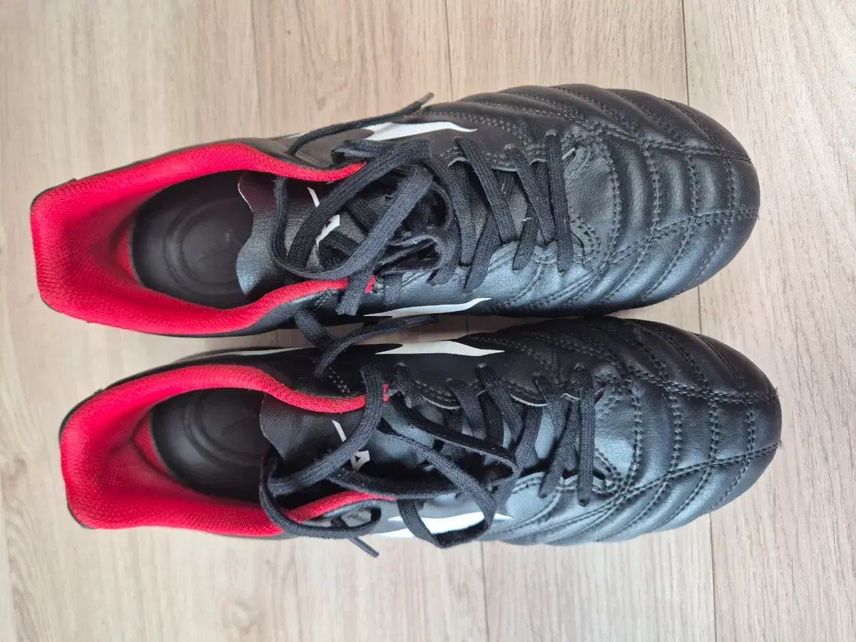 ミズノ モナルシーダ サッカーシューズ 黒 赤