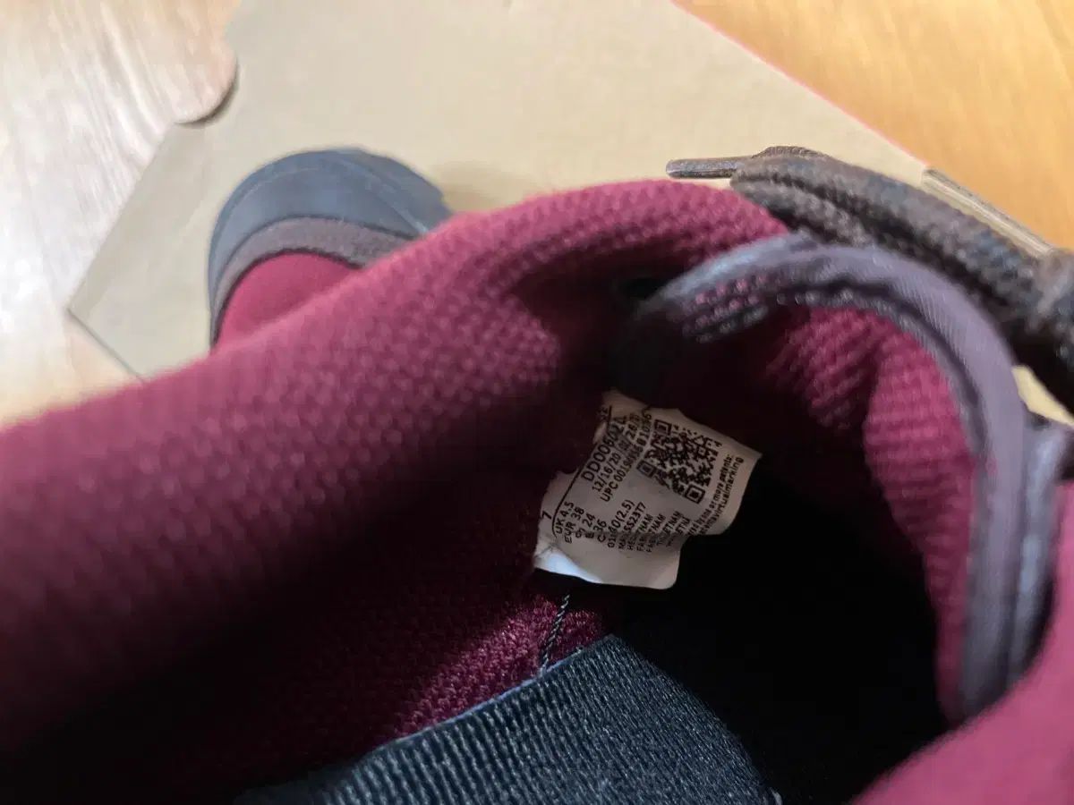  2回着用 NIKE ナイキ ラハール ロー トレッキングシューズ バーガンディ 240 登山靴 トレッキングシューズ アウトドアシューズ