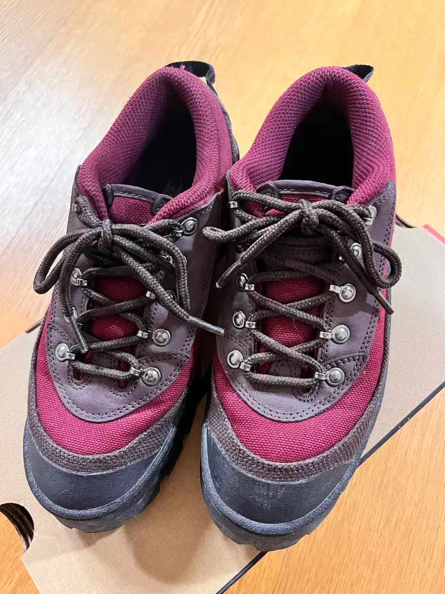 2回着用 NIKE ナイキ ラハール ロー トレッキングシューズ バーガンディ 240