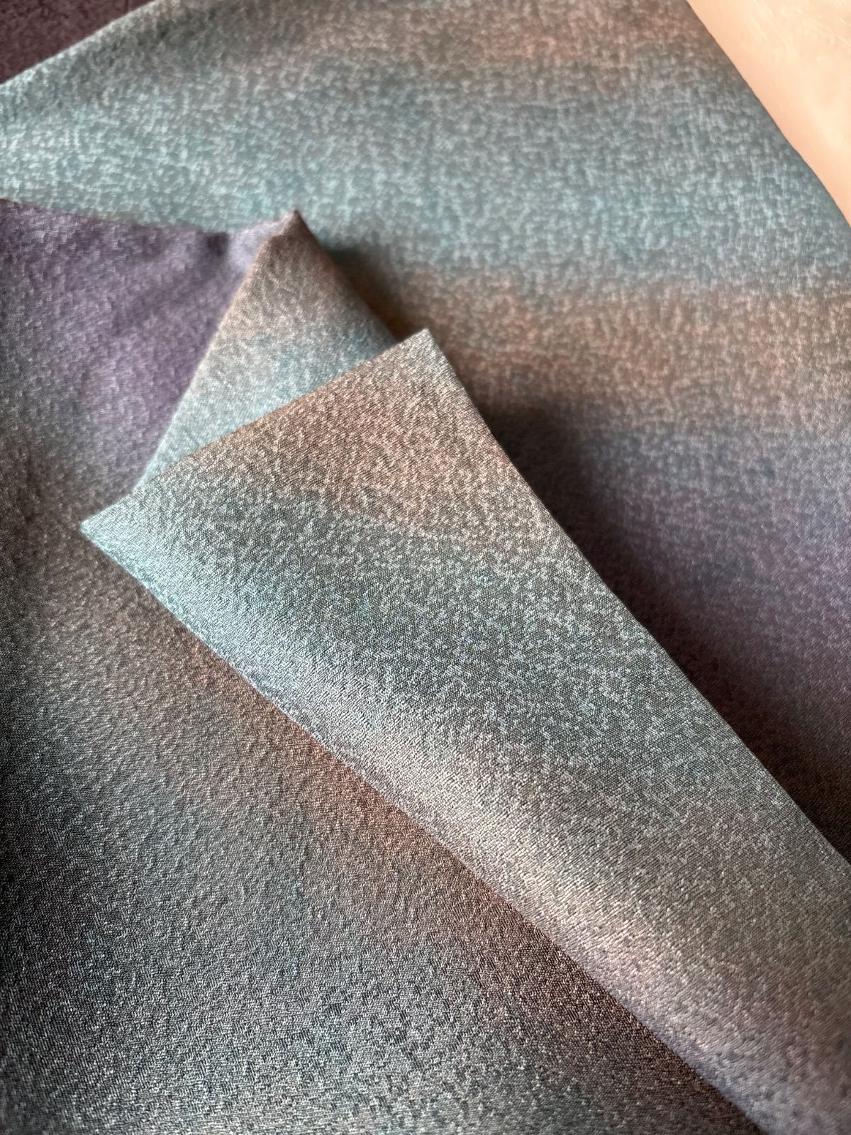 ぼかしグリーン 黒系