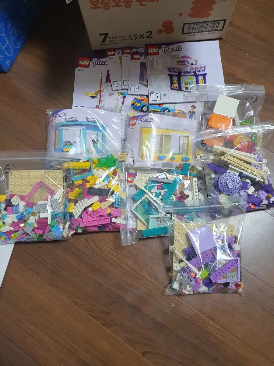 The First げ 41704 LEGOフレンズ STREET building