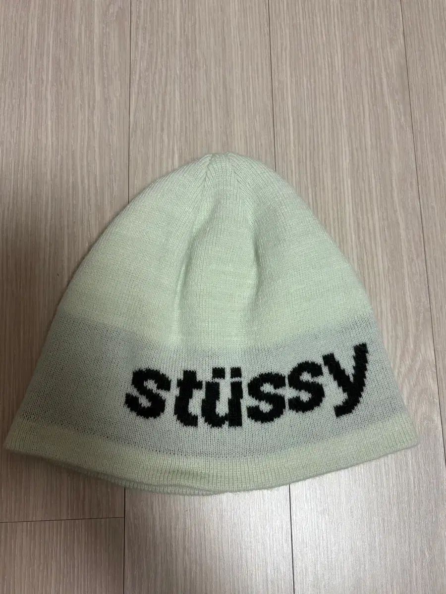 ステューシー ヘルベチカ ビーニー アイボリー