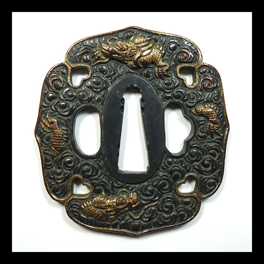 ☆雲龍鐔 赤銅地太刀木瓜形雲龍図鐔 無銘 高肉彫 金色絵 覆輪 両櫃孔