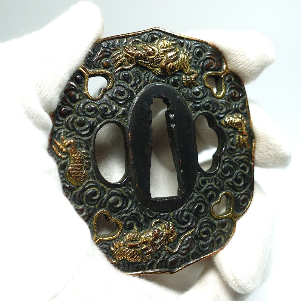 ☆雲龍鐔 赤銅地太刀木瓜形雲龍図鐔 無銘 高肉彫 金色絵 覆輪 両櫃孔